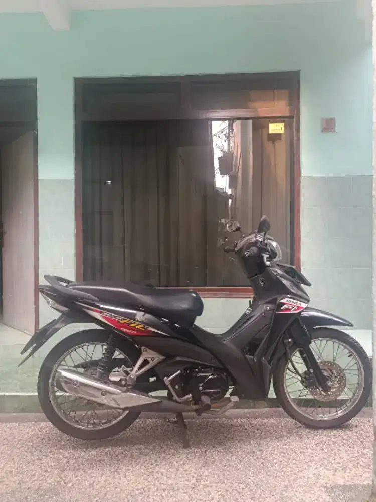 Dijual: Honda Revo Fit FI (Injeksi) Hitam.