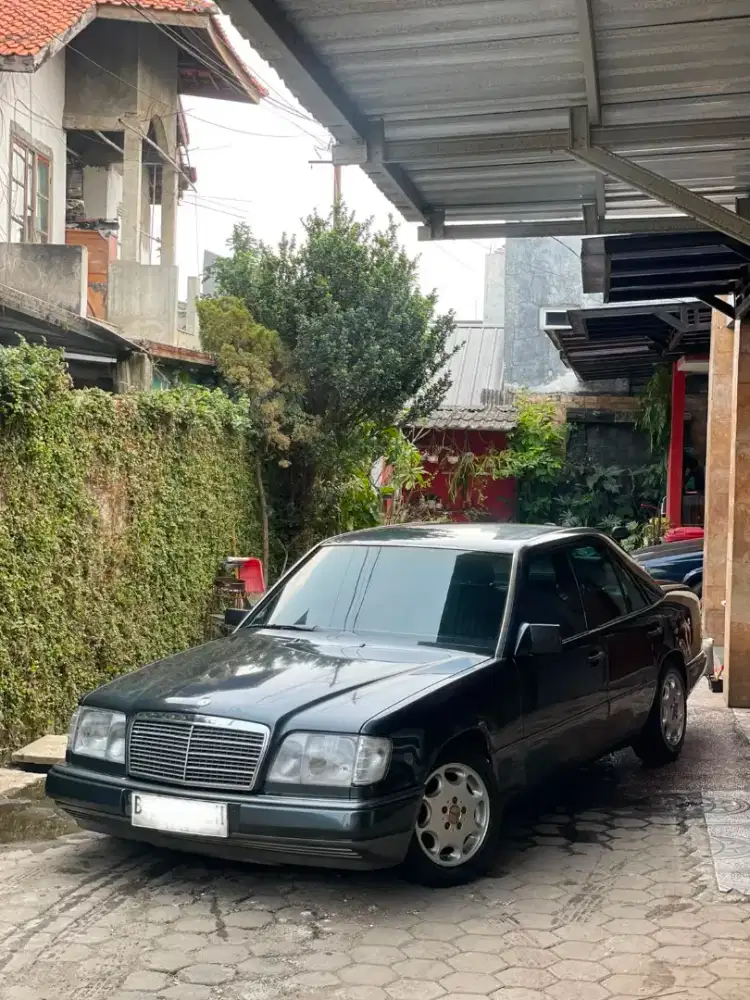 Mercedes Benz W124 E220 (Mercy Boxer)
