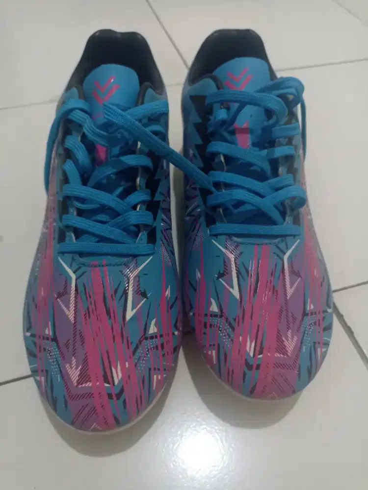 Sepatu bola second