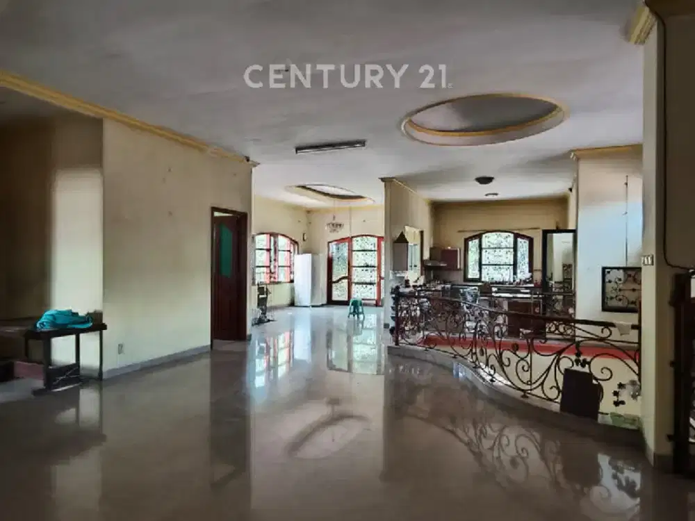 Rumah Besar Di Kayu Putih Dengan Kolam Renang