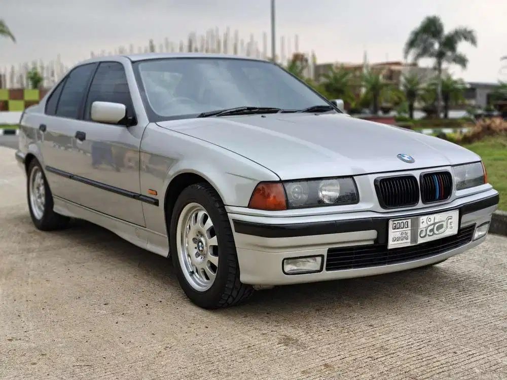 BMW 318i 1998 Bensin