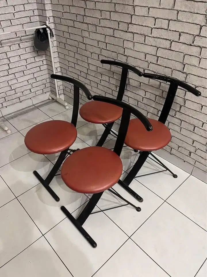 Kursi Meja Besi Solid Warna Hitam Sofa Merah 4 Unit Kualitas Premium