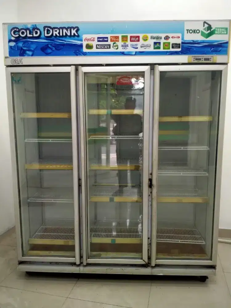 DIJUAL SHOWCASE 3 PINTU