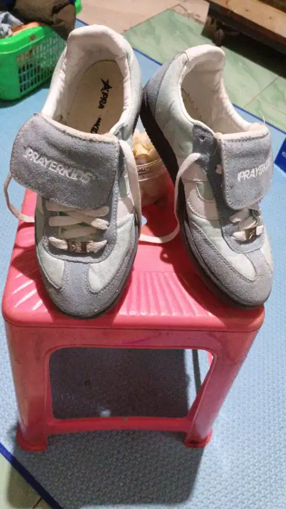 Sepasang sepatu & Sweater