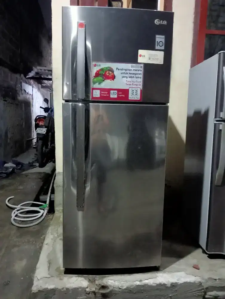 Di jual kulkas LG 2 pintu masih orisinil pabrik