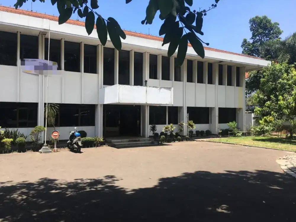 MUSTOFA, SURAPATI. GEDUNG LUAS SIAP HUNI DI KOTA BANDUNG