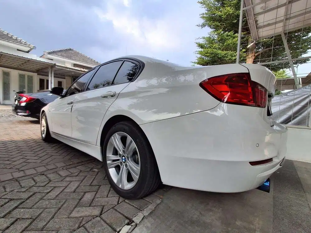 BMW 320i 2015 Bensin