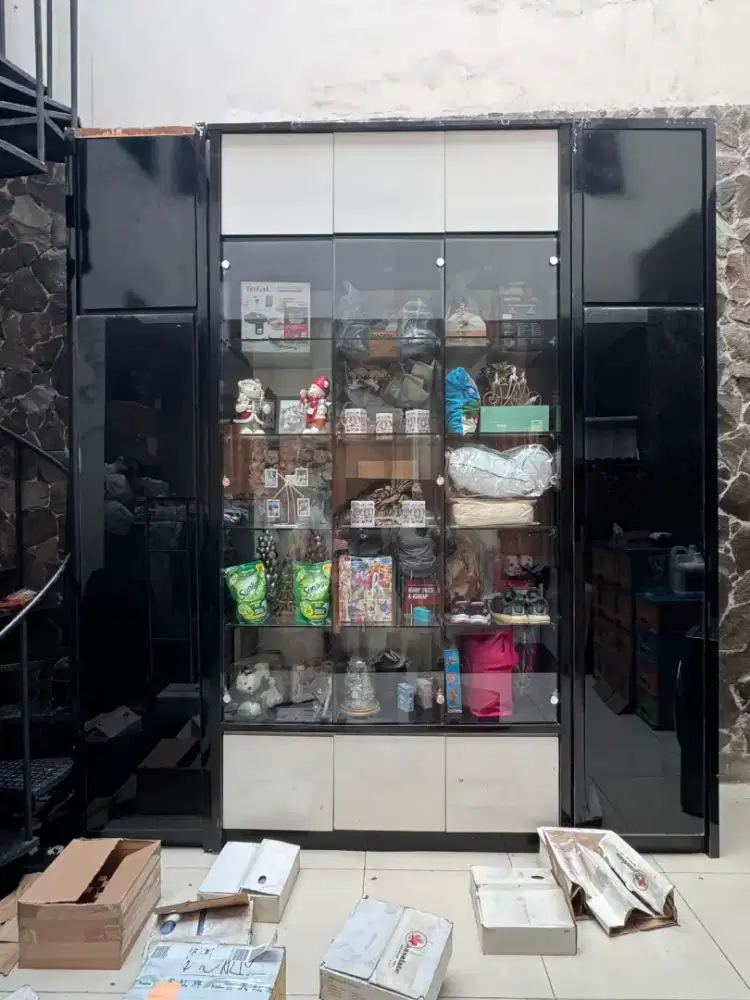 Lemari pajangan kaca dijual sangat murah lebar 2,8meter x 3,1mter