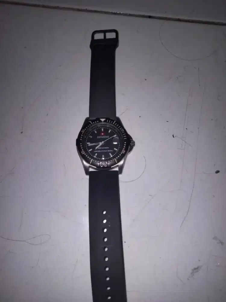 Misi mau jual jam tangan swisarmy tanggal sali normal