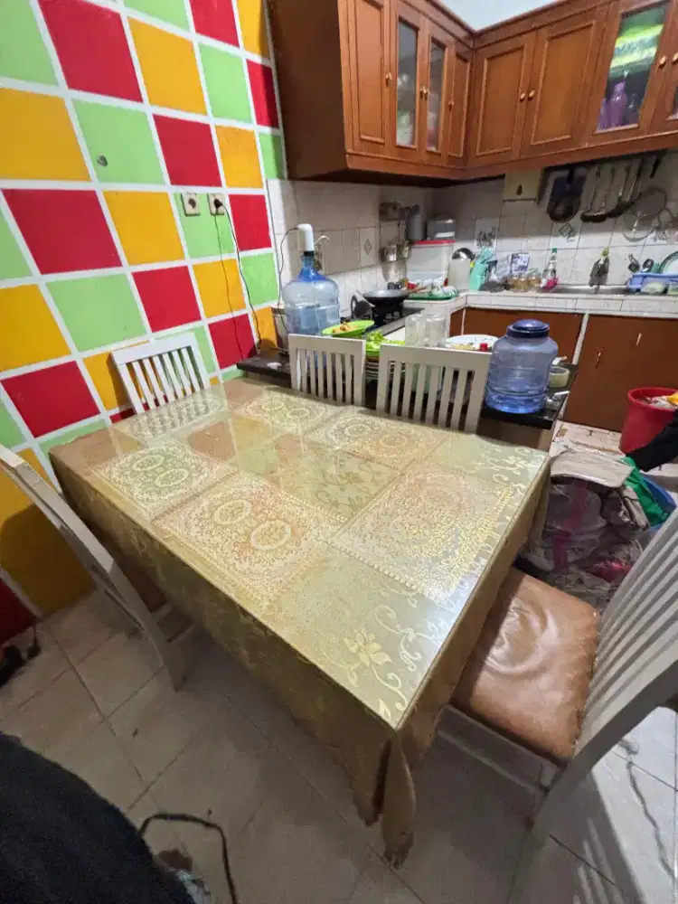 Meja makan 6 kursi
