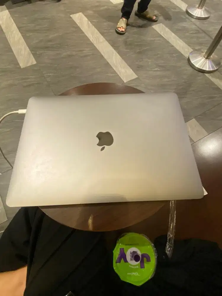 Macbook pro 2019 i5 256gb touchbar