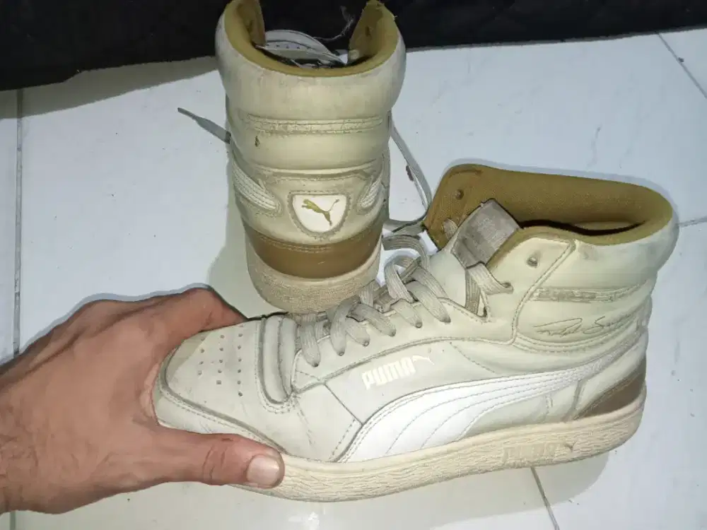 Sepatu merk Puma model High.