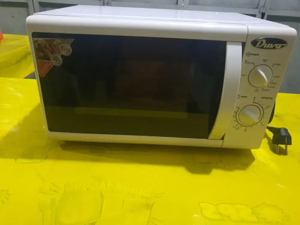 Microwave merek Duvo ini berwarna putih