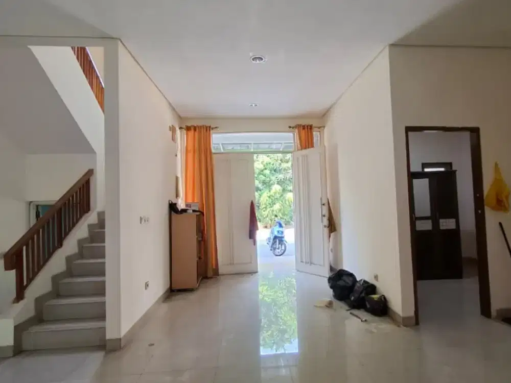 Kesempatan Sewa Rumah Golf Lake Luas di Lokasi Favorit!