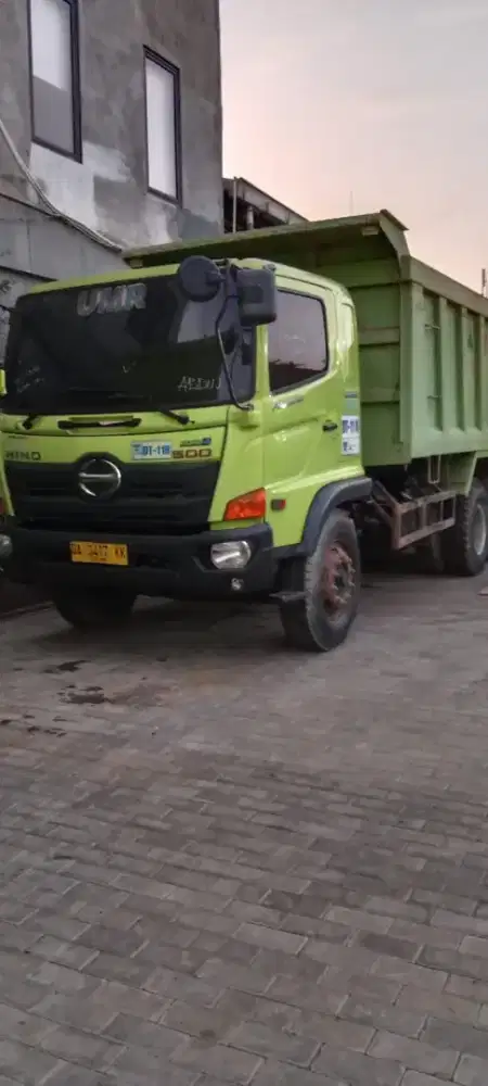 Dump truck Hino lohan tahun 2022