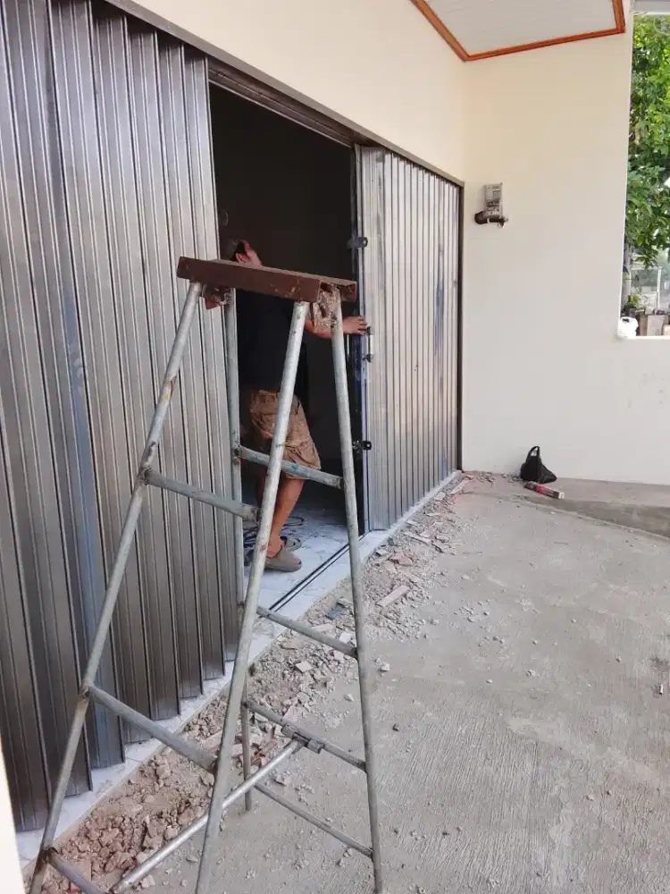 Rolling door folding gate
