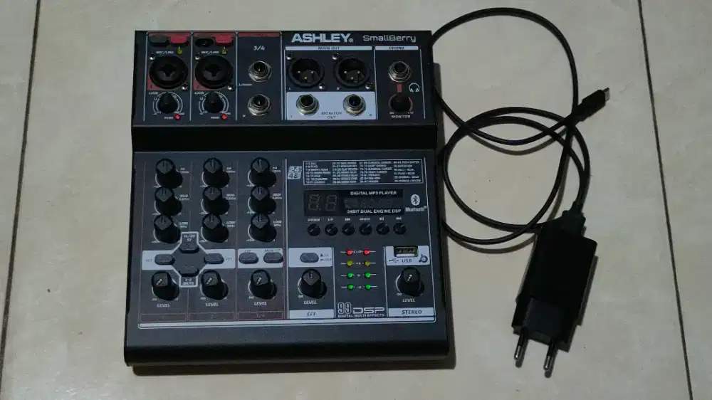 Mixer audio 4 channel (Ashley smallberrry)