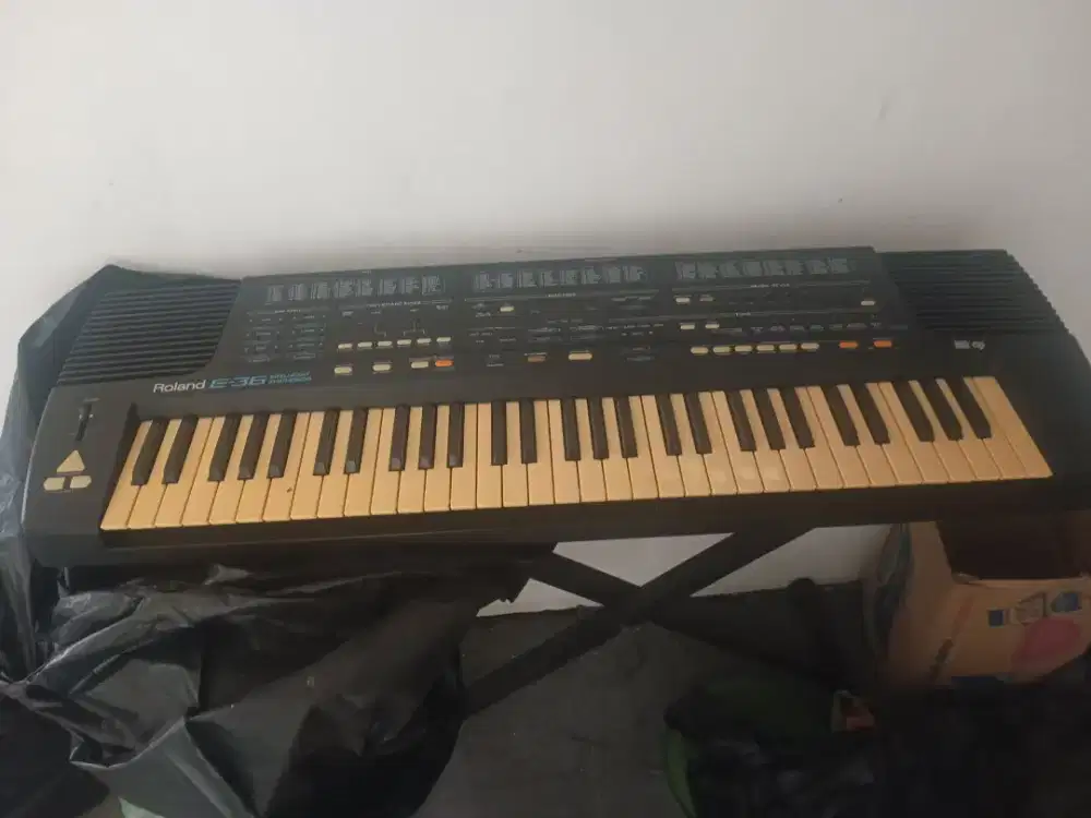 Piano Rolland E37