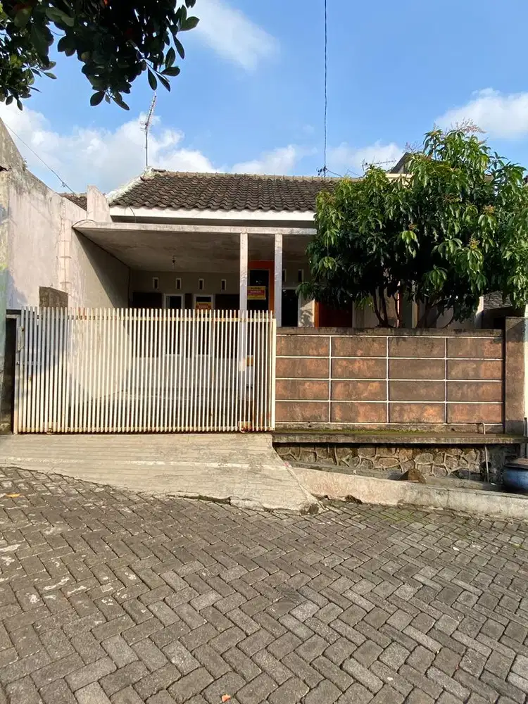 Rumah + furnish Perum Riverside Malang