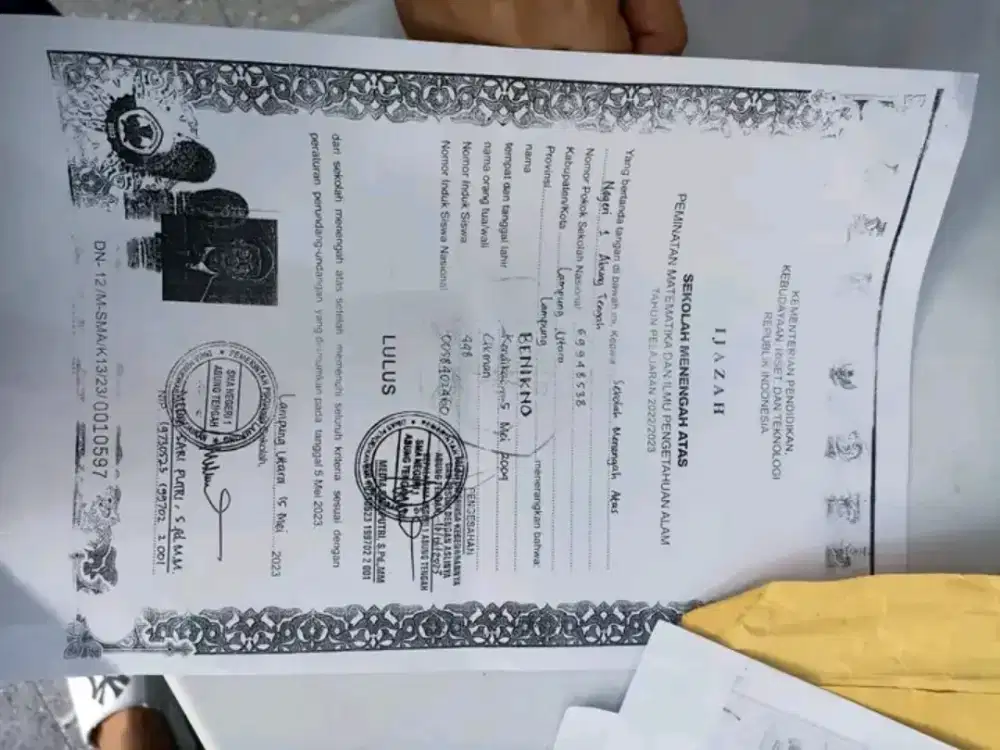 Bawa hp dan uang 300
