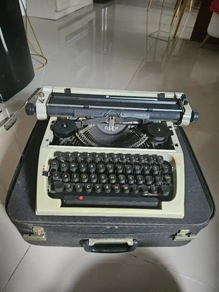 Mesin Tik Vintage Robotron Erika 173 Made in GDR Jerman Timur + Koper