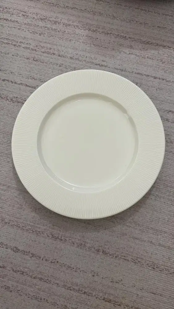 Piring Saji Porselen Delicia – 8 Pcs – Kondisi Sangat Baik