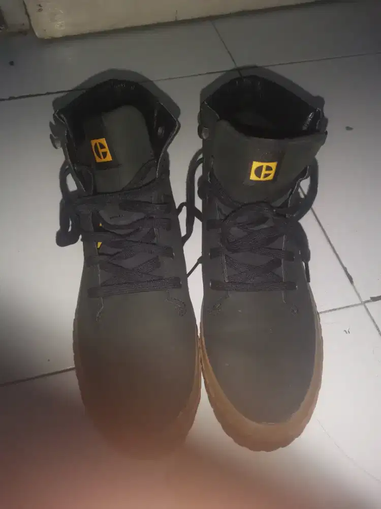 sepatu caterpillar/boots