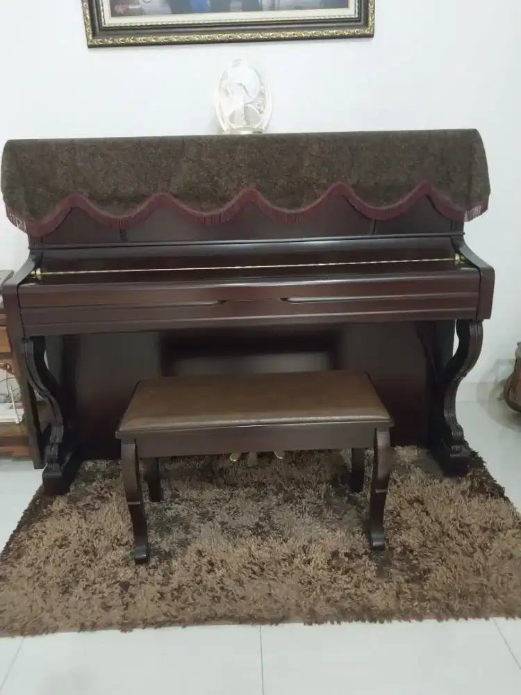 Dijual piano U10 klasik