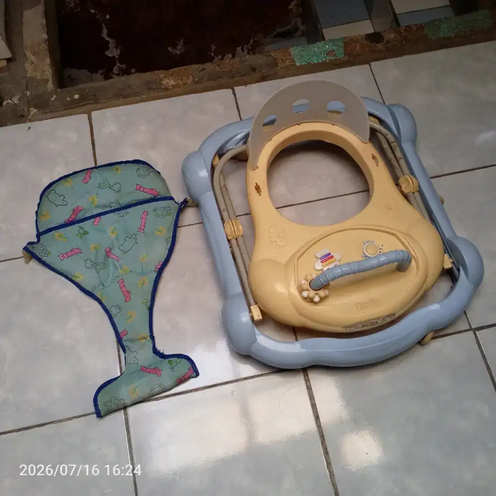 Pahami deskripsi Kursi roda Bayi merk Family