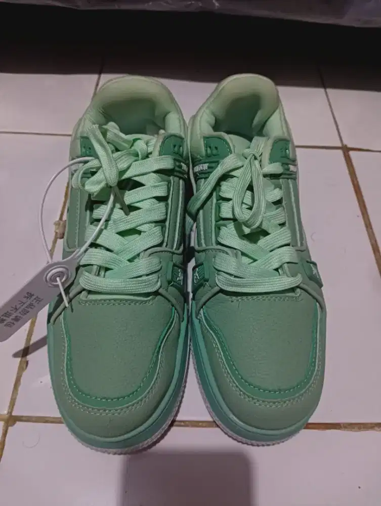Dijual Sepatu Merk LV New Mantap