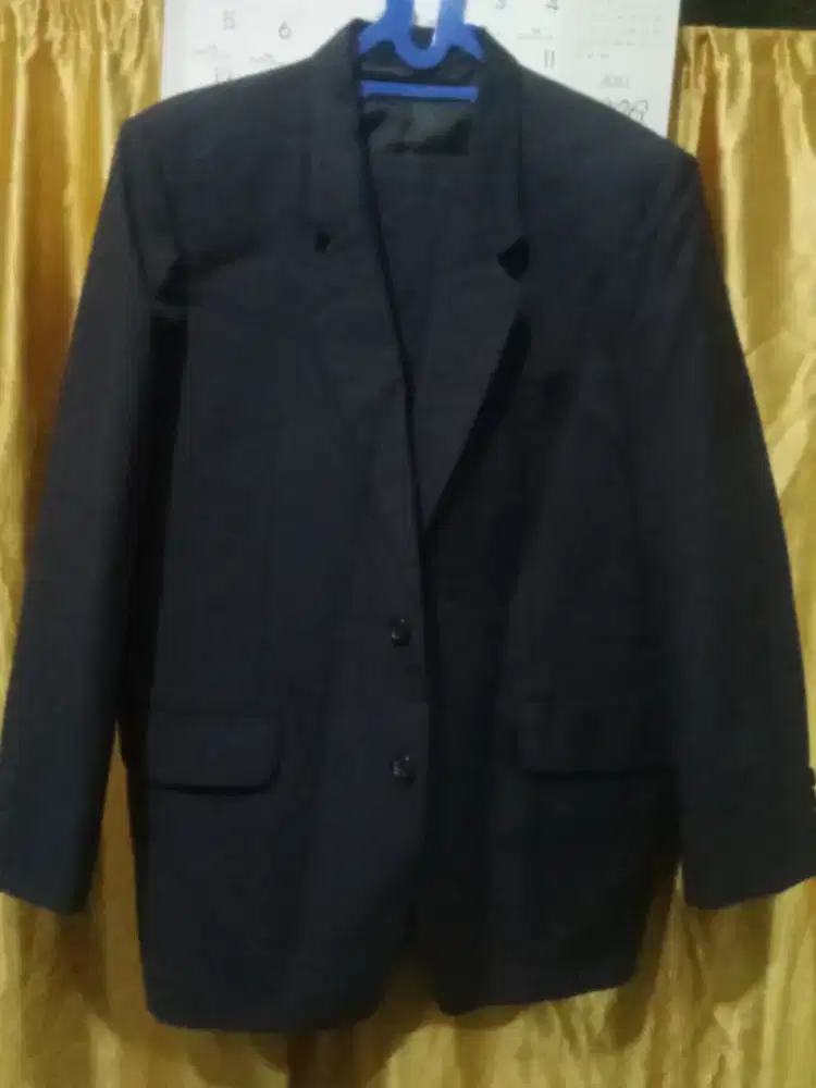 Setelan jas dan celana cowok warna biru tua ukuran L