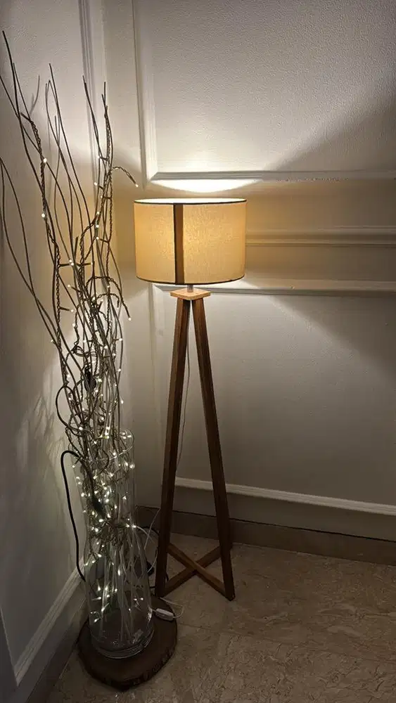 Tripod lamp shade