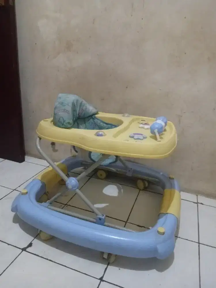 Walker merk family masih bagus di jual 120ribu aja siap antar
