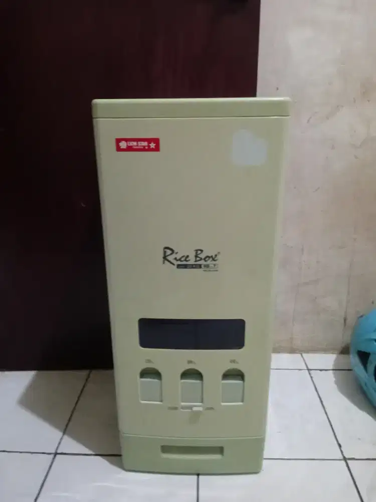 Tempat beras atau rice box merk lion star ukuran 28KG no minus