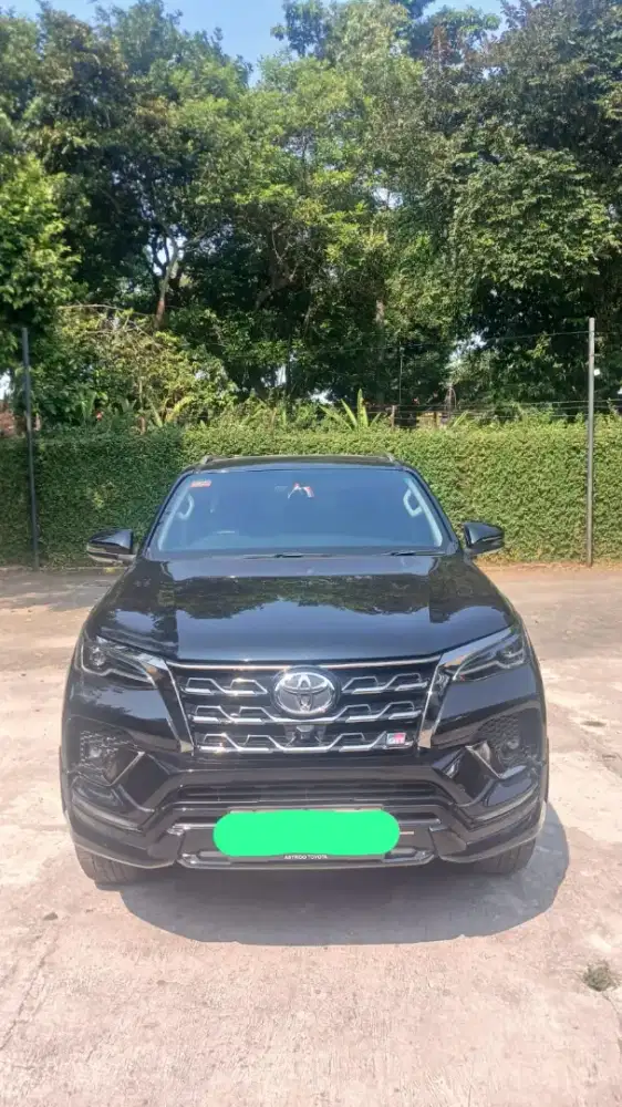 Jual cepat Fortuner 2023 Hitam Metalik 2.8 GR Sport mulus dan terawat