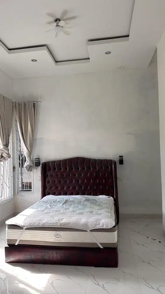 Tempat tidur set nakas