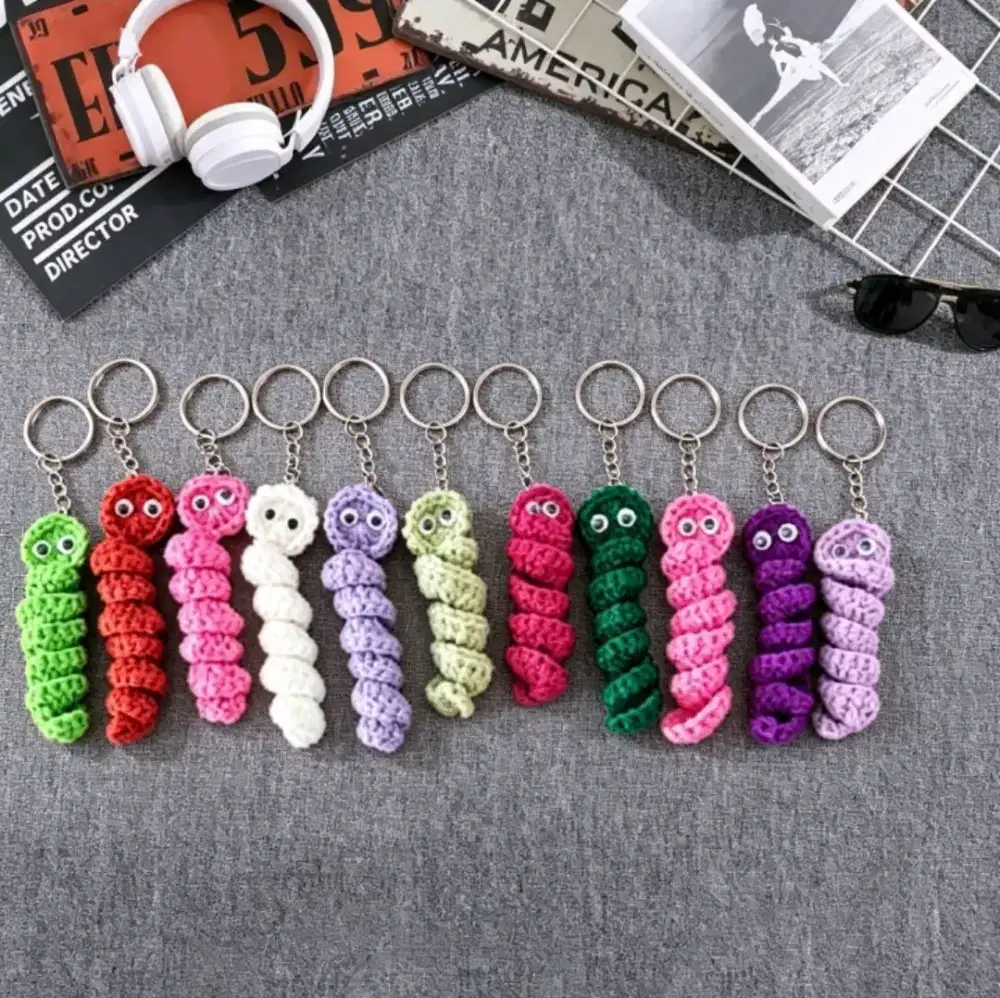 Gantungan Kunci Ulat Bulu Imut Souvenir Pernikahan dan Ulang Tahun