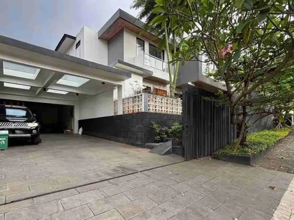 RUMAH DESAIN MODEREN TROPIS DALAM PERUMAHAN PURI CINERE, JAKARTA SELATAN