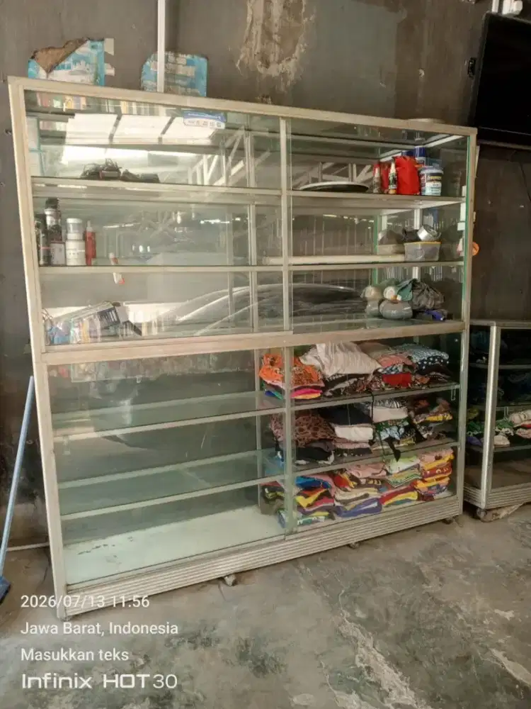Etakase Panjang 2mtr Tinggi 2mtr tanpa roda. Kaca tidak ada yang pecah