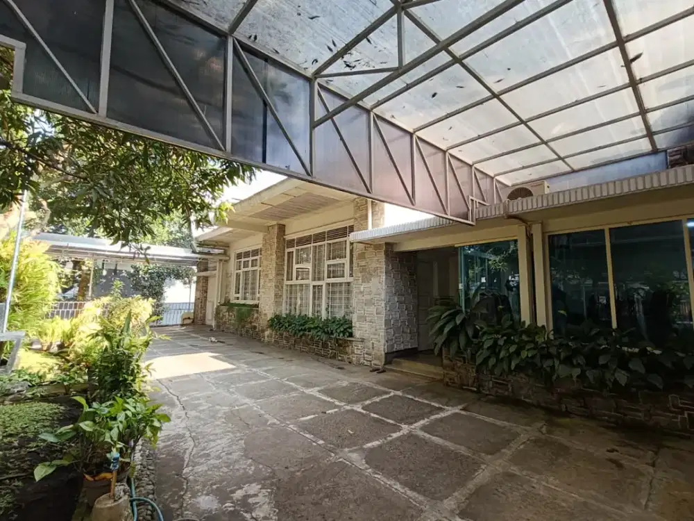 Rumah Klasik Luas Terawat di Sayap Riau Pusat Kota Bandung