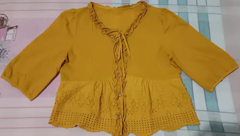 Thrift Murce edisi penghabisan barang, tersedia atasan & celana