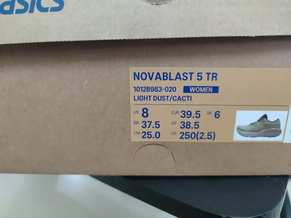Sepatu assics baru