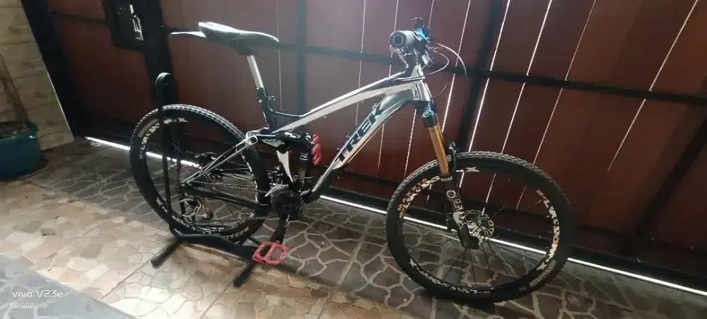 Sepeda gunung TREK SLASH 9 Alloy ban 26 size M bisa pake ban 27,5