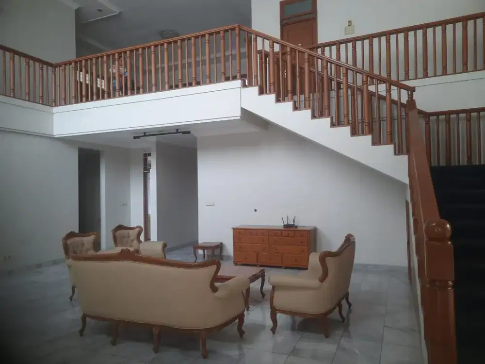 Sewa Rumah Mewah Semi Furnish di Setra Sari Bandung Utara