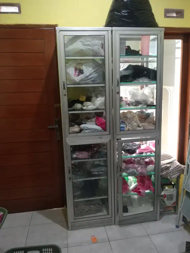 Lemari/ Display Kaca Aluminium Bekas 2 Pintu Kondisi Bagus