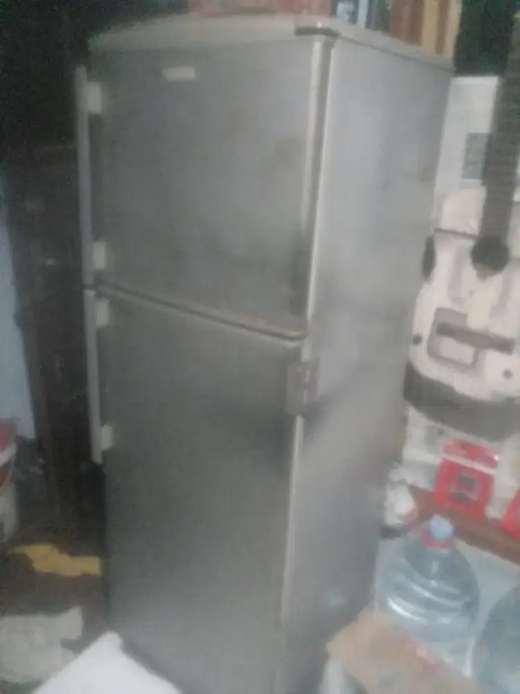 Kulkas bekas elektroluk 2 pintu murah baik terpake