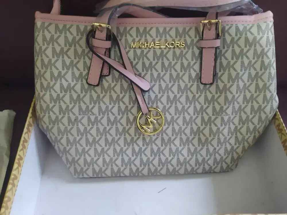 Tas namanya Michael Kors
