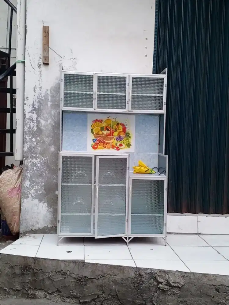 Lemari kaca piring