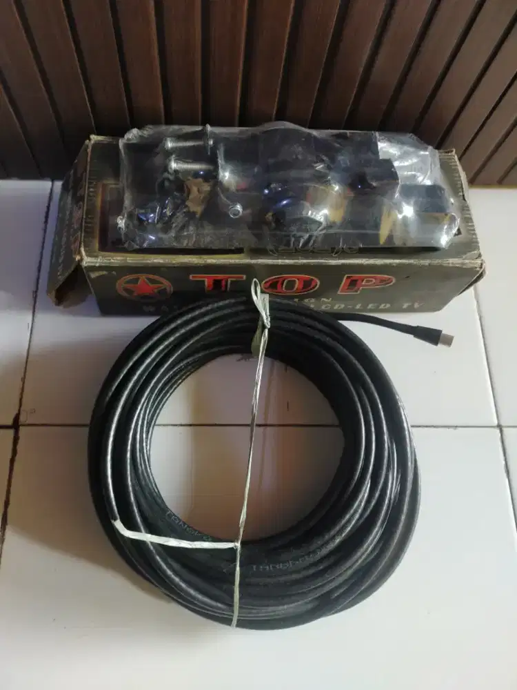 Bracket TV dan kabel antena