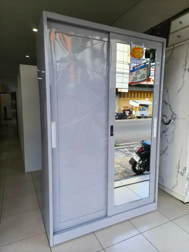 Lemari pakaian besi pintu emboss 2 pintu jumbo ukuran 120 x 50 x 185